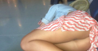 candid upskirt of a lady not wearing panties at the airport