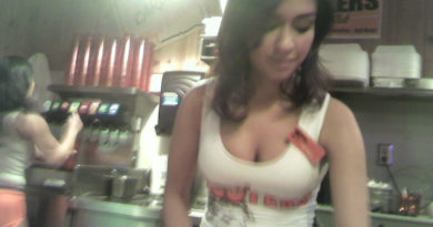 Hooters girl candid pics 03