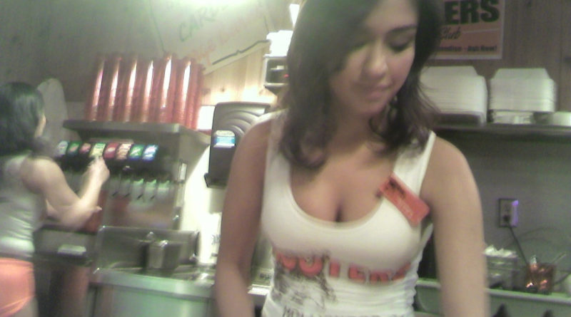 Hooters girl candid pics 03