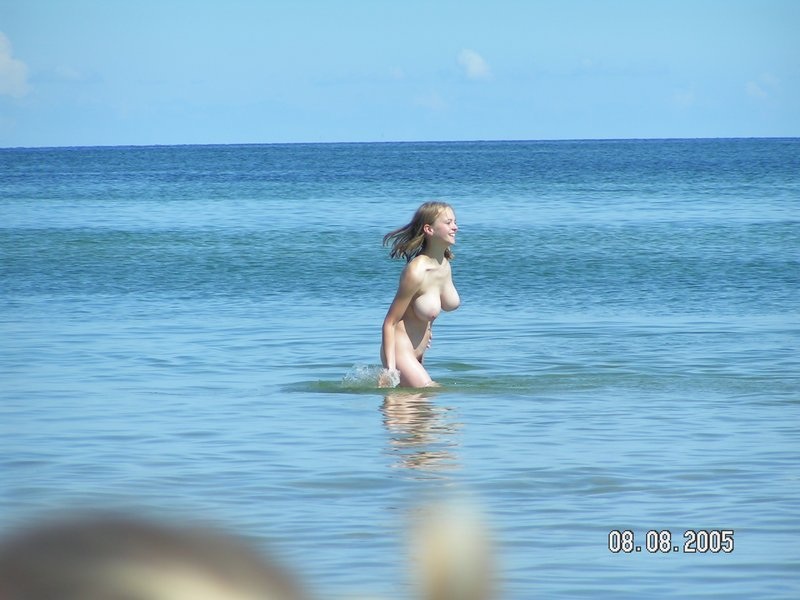 Juicy Beach Tits - Busty teen nudist candid pictures at the beach taking a dip