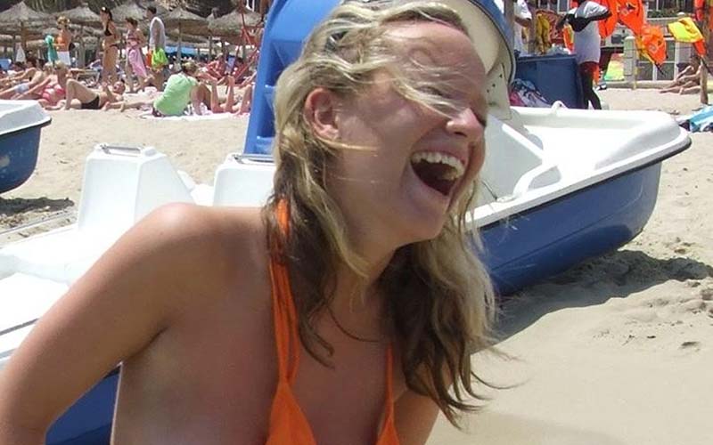 Drunk Beach Voyeurism - A beach bikini malfunction she's still happy about - Voyeur Hub
